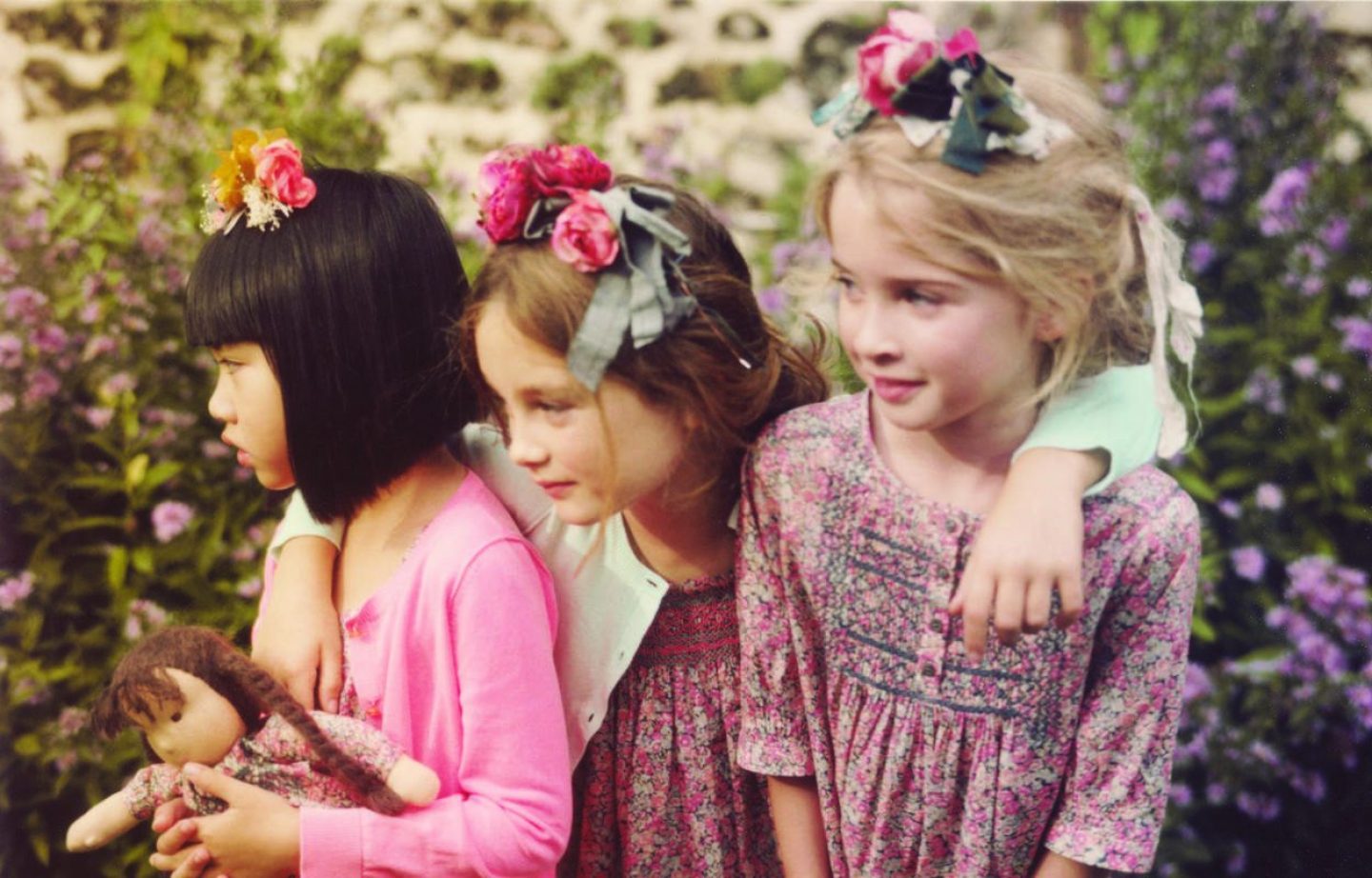 Petites filles coiffées de fleurs